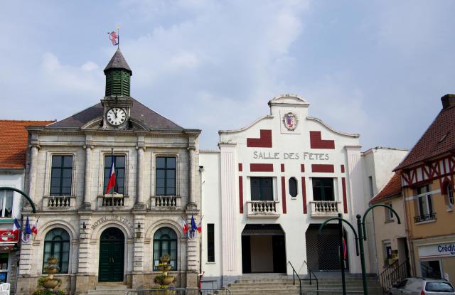 Pernes (Pas-de-Calais, France) - L'hôtel-de-ville (avec son horloge, son clocheton et sa girouette) et la salle des fêtes. .