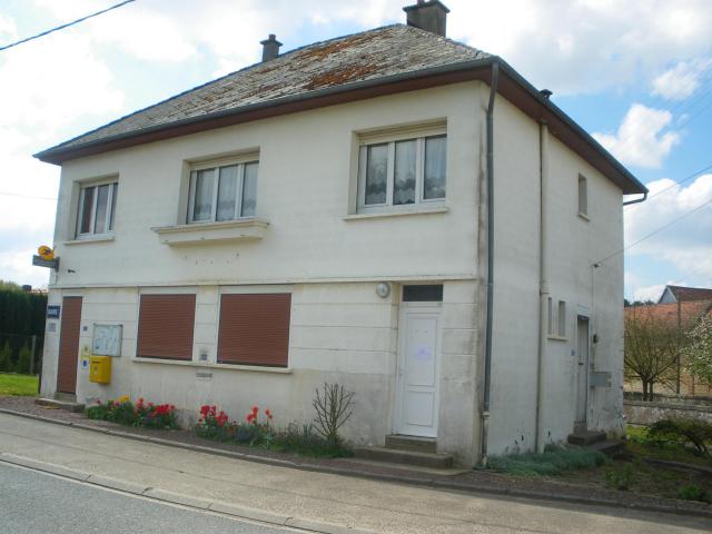 Vue de la mairie de Fortel-en-Artois. C'est également le siège de La Poste dans la commune.