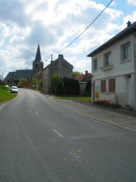 Vue de la commune de Fortel-en-Artois. Au fond se trouve l'église Saint-Pierre, à droite la mairie.