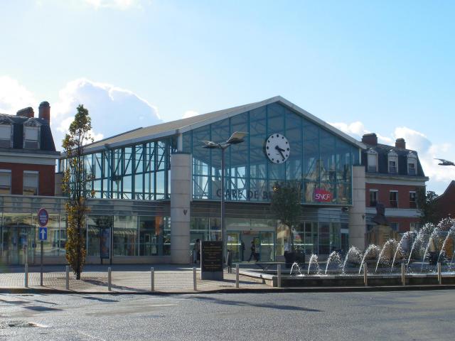Vue du bâtiment principal de la gare de Béthune ainsi que de la place François Mitterrand. Le buste représentant cet ancien président de…