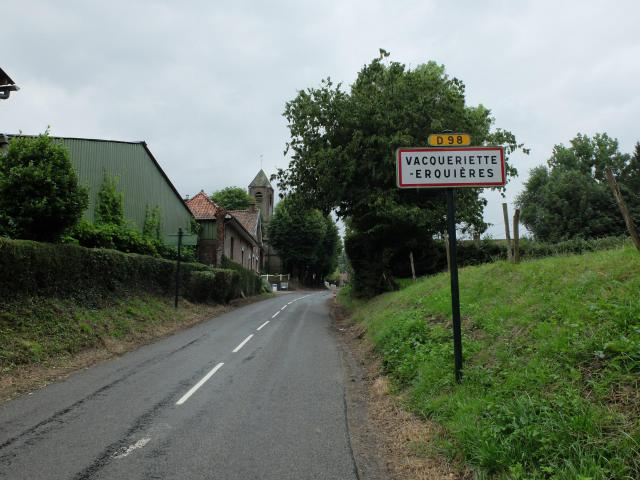 Vue de Vacqueriette-Erquières depuis l'entrée d'hier. L'église Saint-Firmin est visible.