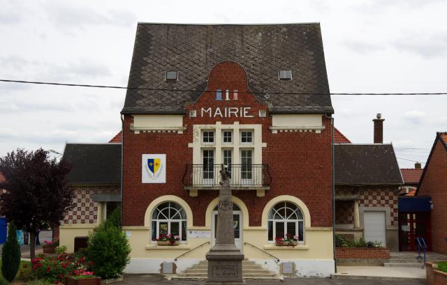 Roclincourt (Pas-de-Calais, France) - La mairie et le monument-aux-morts, vus depuis les marches montant à l'église, de l'autre côté de la…