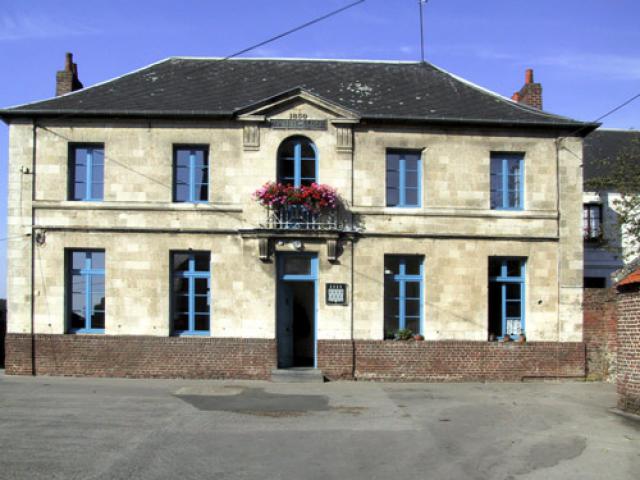 L'école et la mairie de Basseux (Pas-de-Calais, France).