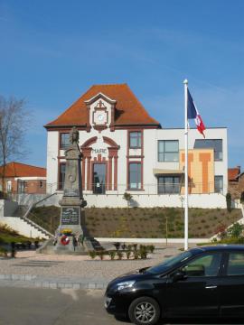 Vue du monument aux morts et, derrière lui, de la mairie de Bucquoy.