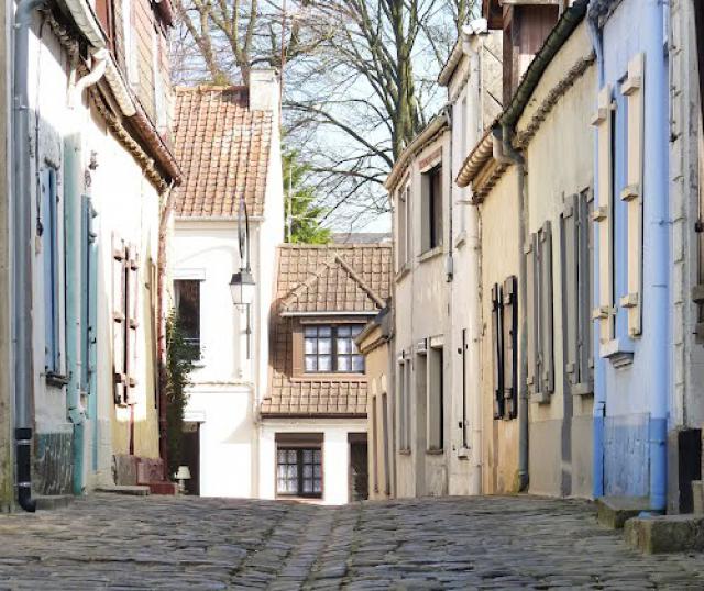 Montreuil-sur-Mer,la rue du Clape-en-haut.