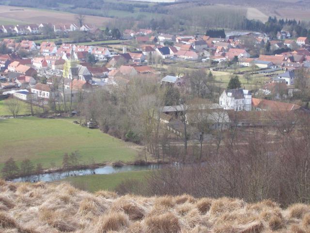 Vue sur le village d'Elnes (église, château) et sur le fleuve Aa, Pas-de-Calais, France.