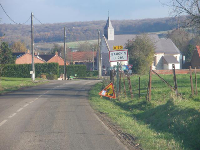 Entrée de la commune de Gauchin-Légal, l'église en second plan.