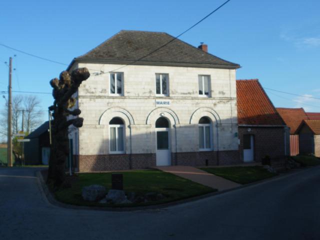 Vue de la mairie de Monchiet.