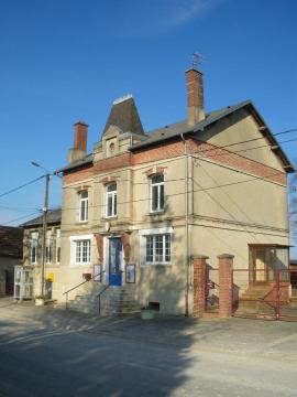 Vue de la mairie de Riencourt-lès-Bapaume.