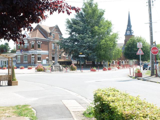 Vue du centre de Lorgies, la mairie et l'église figurent sur l'image.