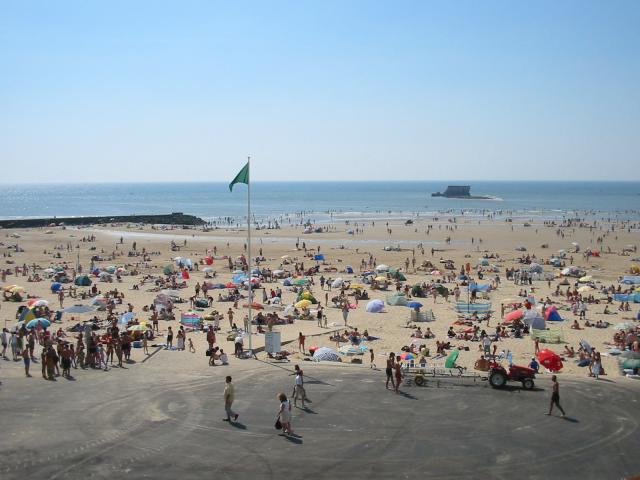 Descente de Plage - Le Portel - L'Epi, à droite, le Fort de l'Heurt en mer