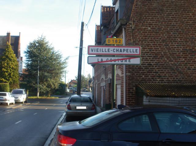 Entrée de Vieille-Chapelle, visible depuis la commune voisine de La Couture.
