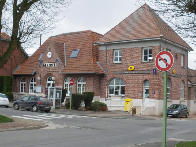 Vue de la mairie d'Hermies.