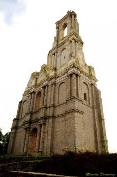 Ruines des tours de l'Abbaye de Mont Saint Eloi.