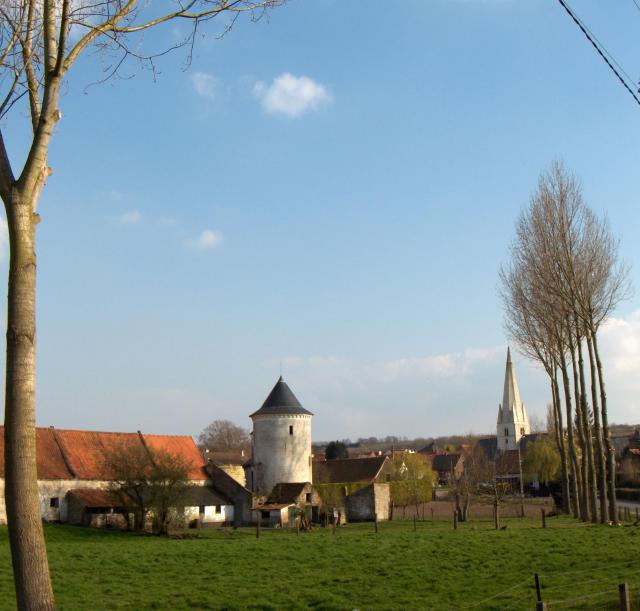 Esquerdes (Frankreich, Dept. Pas-de-Calais), alte Dorfmitte mit Schlossruine und Martinikirche (église Saint-Martin) des 12.-16. Jh.s.
