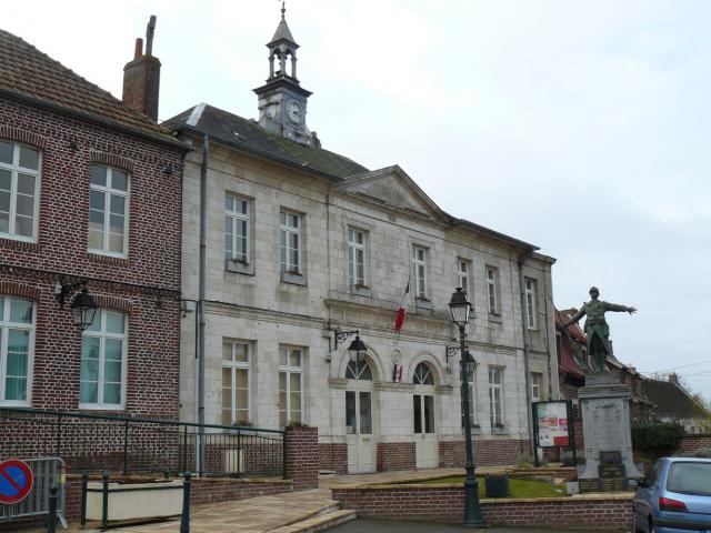 La mairie d'Agny et le monument aux morts
