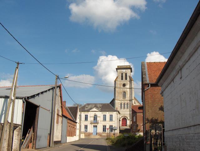 Gouy-en-Artois (dépt. Pas-de-Calais, France), église Saint-Amand (XVIIe siècle, tour du XIXe siècle), vue de la rue de Fosseux
