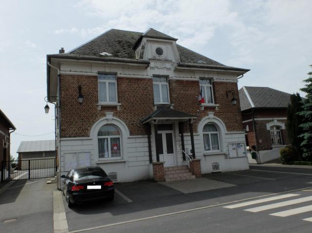 Vue de la mairie de Neuville-Vitasse.