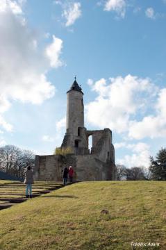 LE DONJON DU CHATEAU DE LABUISSIERE