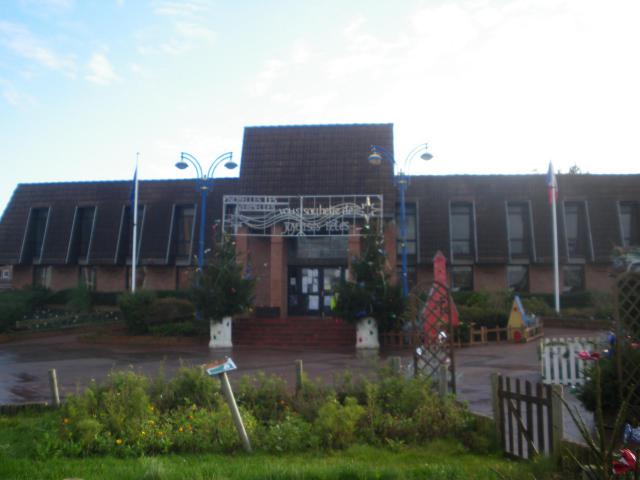 Vue de la mairie de Noyelles-lès-Vermelles.