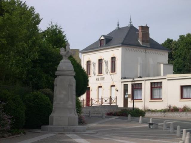La Mairie de Rinxent et le Monument aux Morts