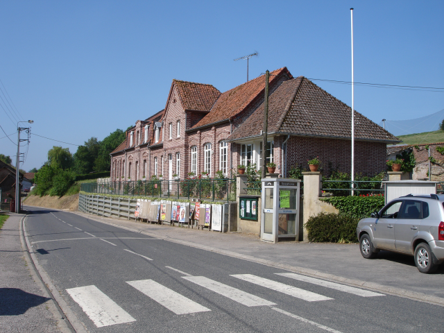 La mairie et l'école de Mouriez sur la route principale