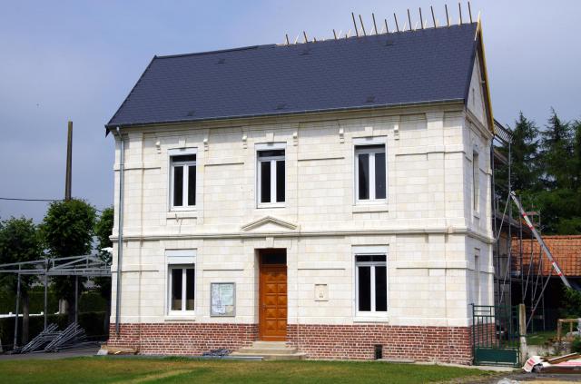 La Cauchie (Pas-de-Calais, France) - La mairie, dont le toit est en cours de réfection en juin 2011. .