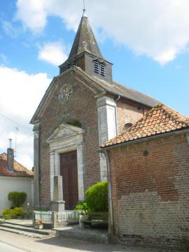 Vue de l'église Saint-Maurice et du monument aux morts de Willencourt.