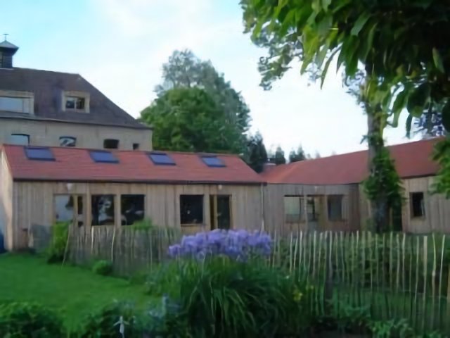 Hébergement collectif de loisirs éco-construit à la demande de l'association A Petits PAS: vue de l'extérieur, à Ruisseauville (Nord-Pas…