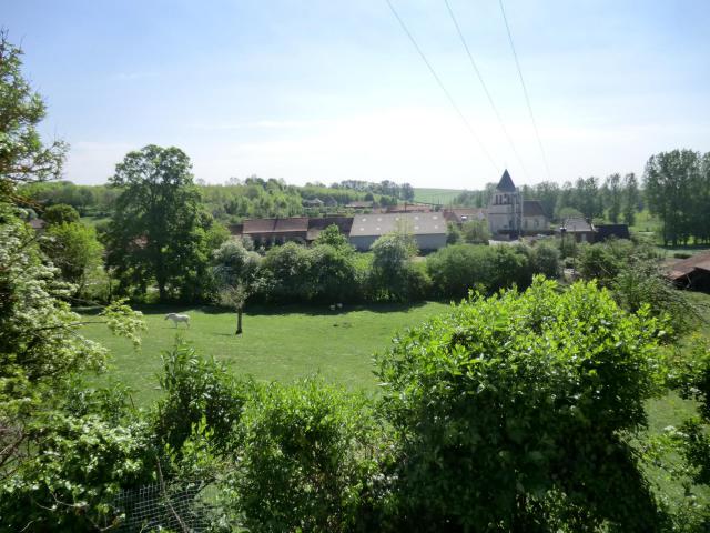 Vue sur le village de Remilly-Wirquin, Nord-Pas-de-Calais, France. Vue sur l'église, le bâti environnant, une parcelle de pâture (cheval)…