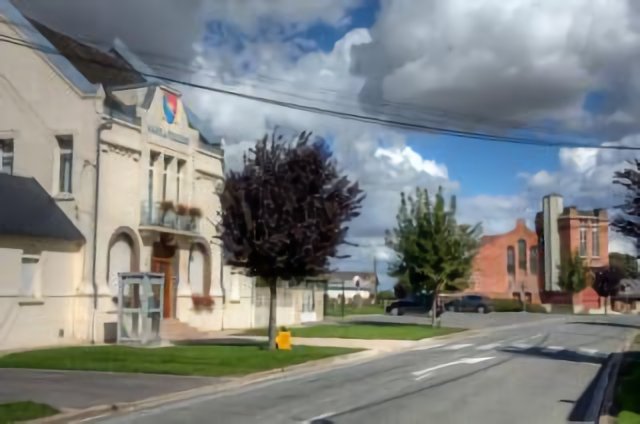 La mairie et l'église de Rocquigny