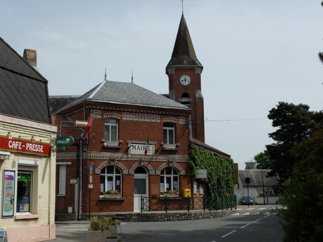 Vue de la mairie de Tilloy-lès-Mofflaines. Le clocher de l'église est présent également.