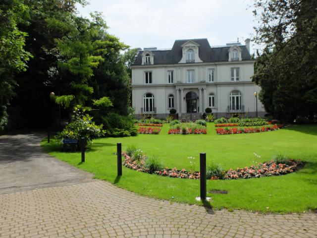 Vue du parc René Lefrère (ancien maire) de Tilloy-lès-Mofflaines.