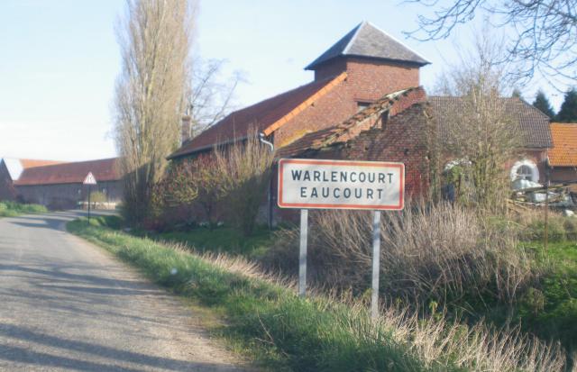 Vue d'une entrée de la commune de Warlencourt-Eaucourt.