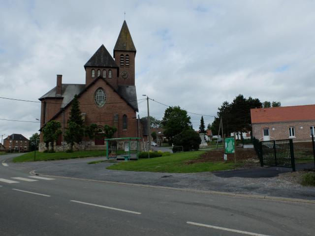 Vue de l'église Saint-Brice de Noreuil, dont les architectes sont Etienne Crevel (mort en 1969) et Paul Decaux (mort en 1968).