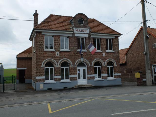 Vue de la mairie de Noreuil.