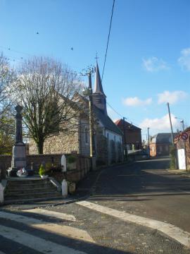 Vue du centre de la commune d'Hermin. De gauche à droite : le monument aux morts, l'église et la mairie.
