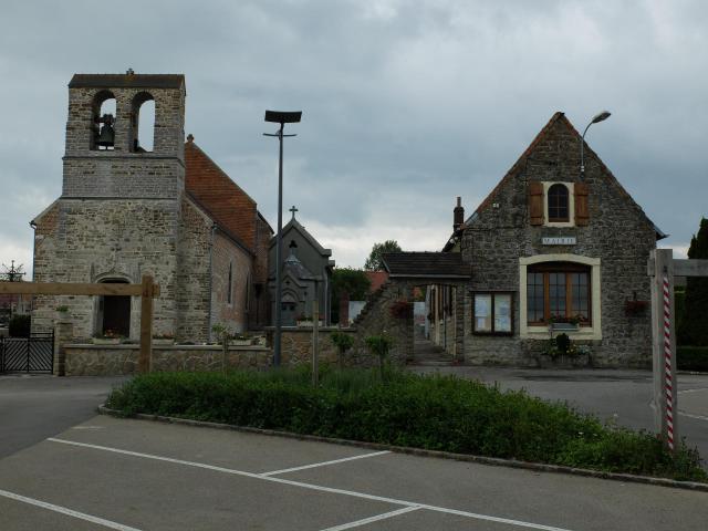 Vue de la rue de l'église de Bellebrune : l'église et la mairie figurent sur l'image.