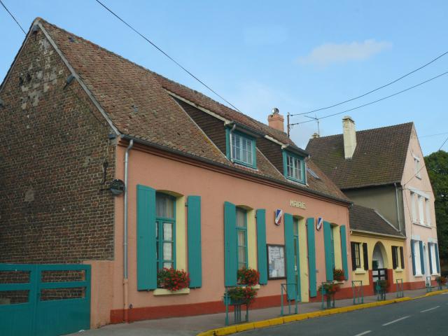La mairie d'Hesdigneul-lès-Boulogne (Pas-de-Calais, France).