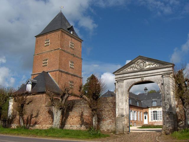 Rivière (dépt. Pas-de-Calais, France) château de Grosville (XVIIIe siècle, colombier portail)
