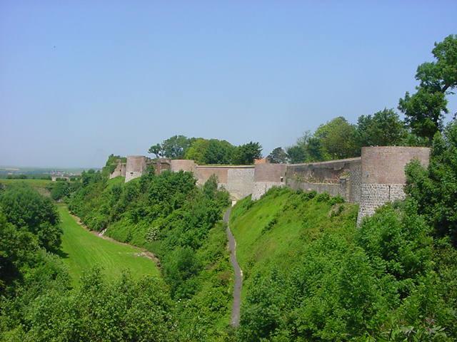 Le front ouest des remparts de Montreuil-sur-Mer