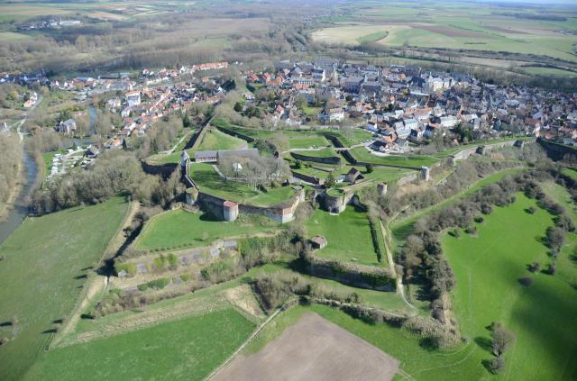 Vue aérienne de la citadelle de Montreuil-sur-Mer (Pas-de-Calais) XIIIe -XIXe siècle