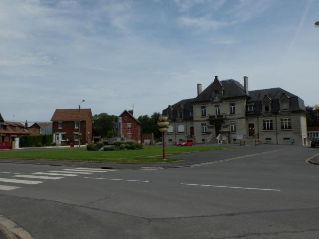 Vue de la place de la mairie de Feuchy.