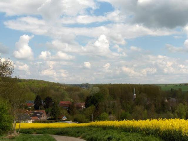 Thièvres, rue d'Halloy (vue sur le village dans la vallée)
