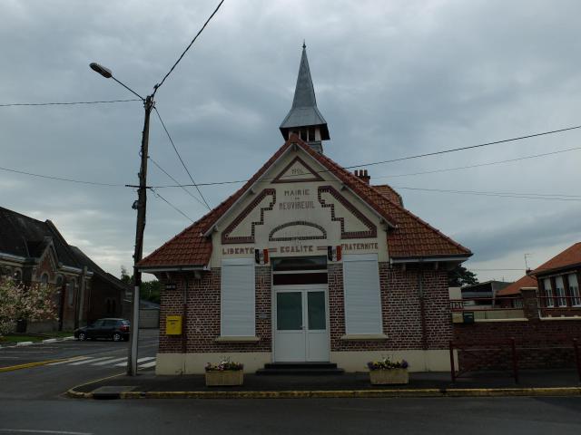 Vue de la mairie de Neuvireuil.