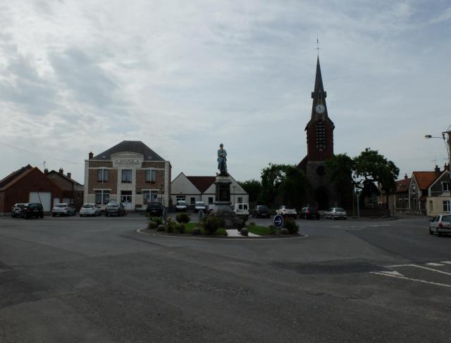 Vue du centre d'Hamblain-les-Prés : figurent sur l'image la mairie, le monument aux morts et l'église.