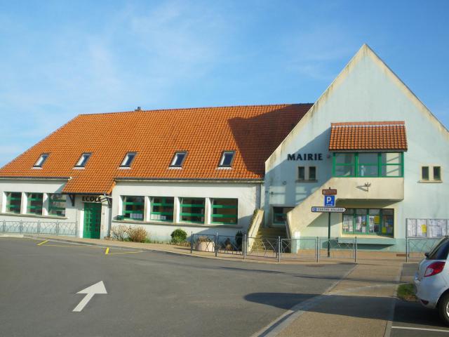 Vue de la mairie-école d'Audinghen.