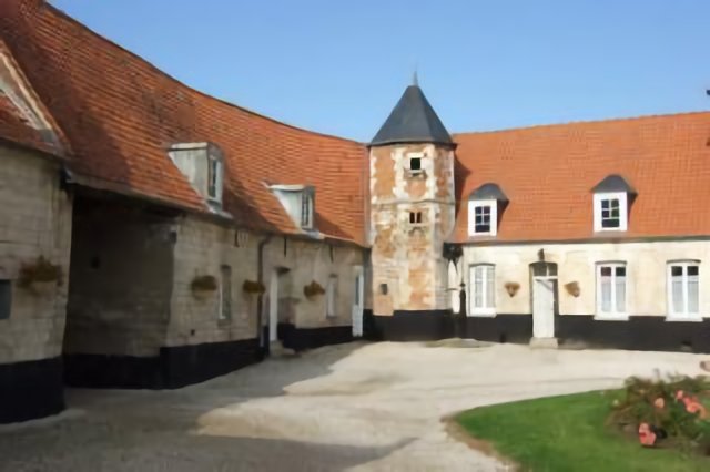 Cette cour de ferme au superbe pigeonnier accueille un gîte d'étape et des évènements culturels.