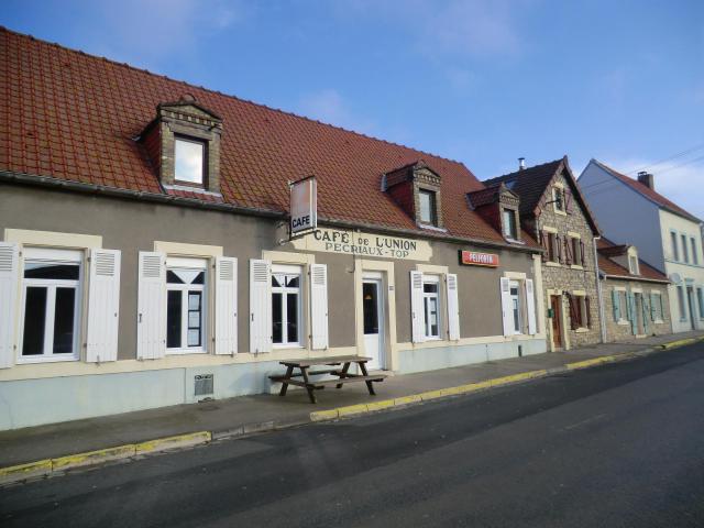 Architecture allongée et tuiles rouges - typique du Boulonnais (Pas-de-Calais, France).