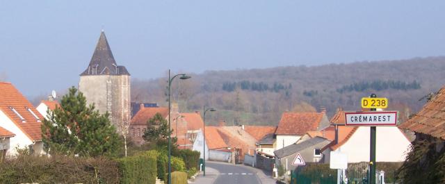 Vue sur le village de Crémarest, dans le Pas-de-Calais en France. La photographie rassemble le panneau d'entrée de la commune, des…